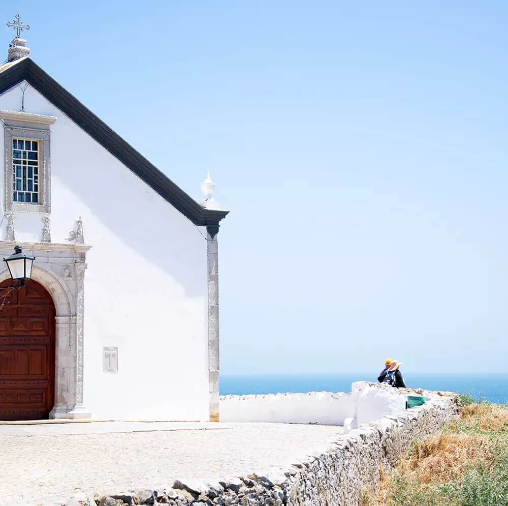 Igreja com vista para o mar